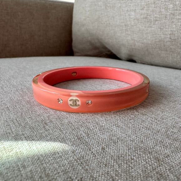 CHANEL CC Logo Crystal Pink Resin Round Bangle Bracelet Y2K Gold Jewelry Red - Picture 1 of 6